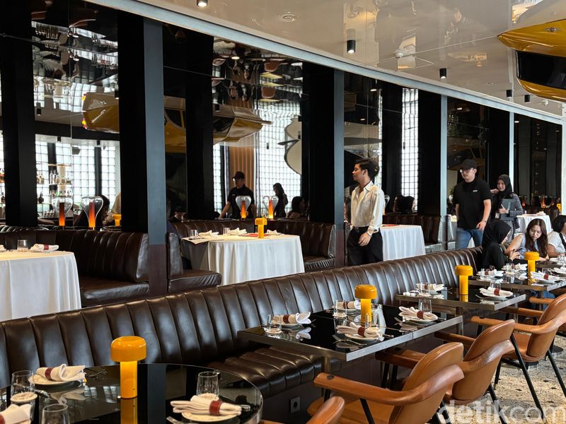The Coach Restaurant: Makan 'Cantik' Cicip Steak hingga Martini ala Coach