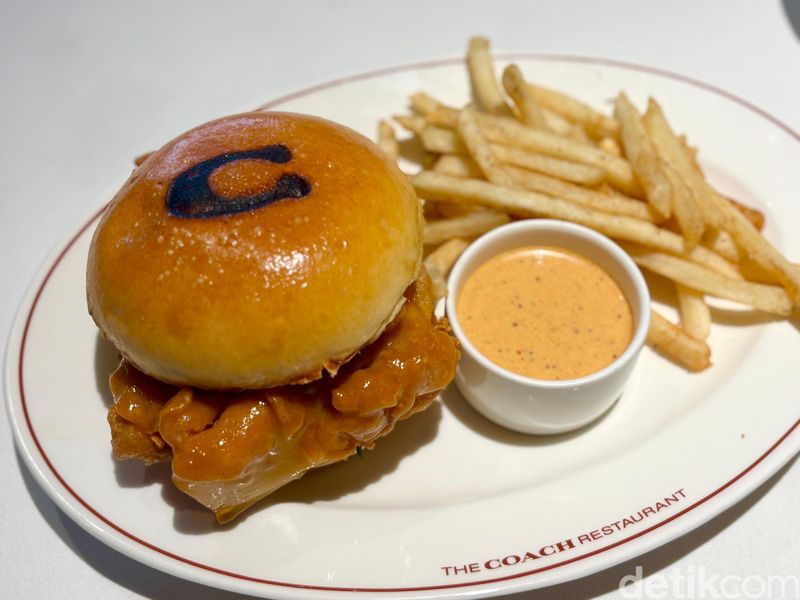 The Coach Restaurant: Makan 'Cantik' Cicip Steak hingga Martini ala Coach