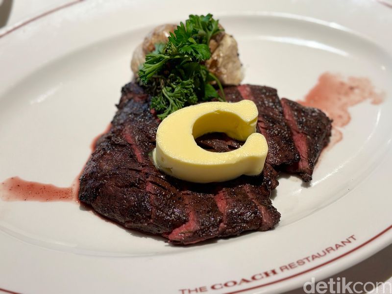 The Coach Restaurant: Makan 'Cantik' Cicip Steak hingga Martini ala Coach