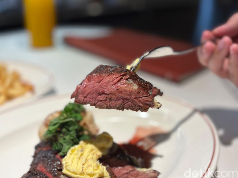 The Coach Restaurant: Makan 'Cantik' Cicip Steak hingga Martini ala Coach