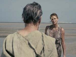 Charlize Theron Tak Berhenti Tatap Tubuh Matt Damon di The Odyssey, Akui Sampai Salah Fokus