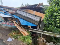 Toko Buah di Lubuklinggau Ambruk Akibat Longsor, Jembatan Ulak Nyaris Roboh