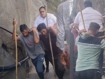 Viral Turis Naik Gunung ke Situs Suci India Ditandu Empat Orang Bak Raja
