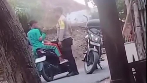Viral anggota polisi diduga menampar seorang siswa di Desa Nggembe, Kecamatan Bolo, Kabupaten Bima, NTB, Rabu (22/7/2026). (Tangkapan layar)