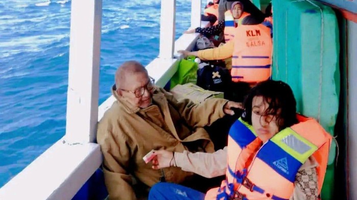 Viral foto seorang kakek disebut menyerahkan pelampungnya untuk sang cucu saat KLM Nurul Salsa akan tenggelam di perairan Selayar.