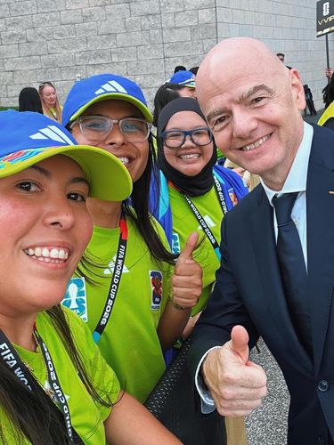 Mengenal Mita Yulian Sasmita, relawan asal Depok, Jawa Barat, yang mencuri perhatian di Piala Dunia 2026. Mita menceritakan pengalamannya selama menjadi volunteer selama FIFA World Cup 2026.