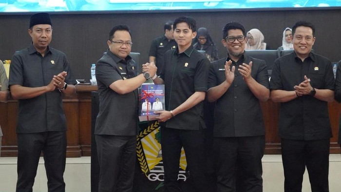 Wabup Gowa Darmawangsyah Muin menyerahkan Ranperda tentang Pertanggungjawaban Pelaksanaan APBD Tahun Anggaran 2025 kepada DPRD Gowa.