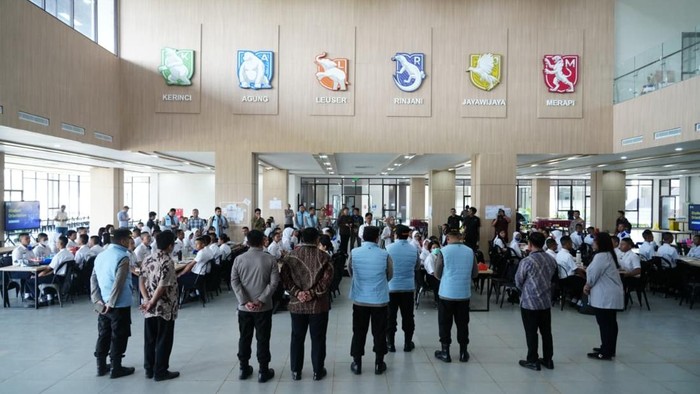 Wakapolri Komjen Dedi Prasetyo saat mengecek kesiapan operasional SMA KTB di Gunung Sindur