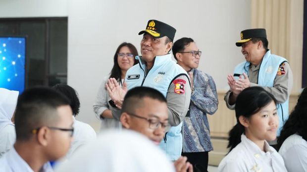 Wakapolri Komjen Dedi Prasetyo saat mengecek kesiapan operasional SMA KTB di Gunung Sindur