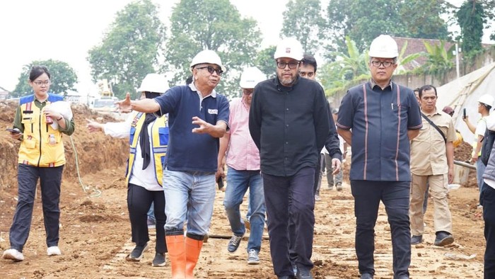 Wakil Ketua DPRD Kota Bogor, Dadang Iskandar Danubrata memdampingi Wakil Ketua DPRD Provinsi Jawa Barat, Ono Surono, meninjau progres pembangunan trase baru Batutulis