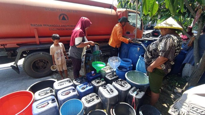 Warga Desa Tanjakan, Kecamatan Krangkeng, Kabupaten Indramayu kesulitan air bersih.