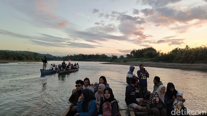 Warga naik perahu wisata dadakan saat debit air Sungai Serayu Banyumas surut dampak kemarau, Rabu (22/7/2026).