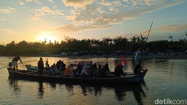 Warga naik perahu wisata dadakan saat debit air Sungai Serayu Banyumas surut dampak kemarau, Rabu (22/7/2026). Warga naik perahu wisata dadakan saat debit air Sungai Serayu Banyumas surut dampak kemarau, Rabu (22/7/2026).