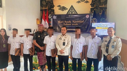5 anak binaan saat mendapatkan remisi terkait hari anak nasional di LPKA Karangasem, Kamis (23/7/2026) (foto: I Wayan Selamat Juniasa)