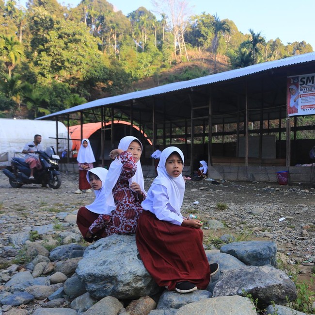 8 Bulan Pascabencana, Siswa SD Aceh Masih Belajar di Kelas Darurat