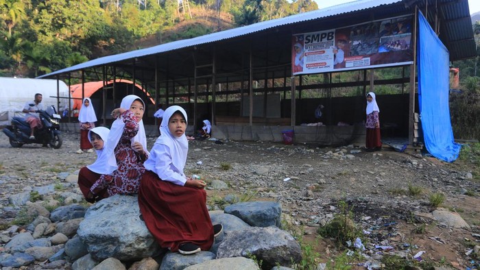 Sejumlah siswa belajar di ruang kelas Sekolah darurat Sekolah Dasar Negeri (SDN) 1 Beutong Ateuh Banggalang, Desa Kuta Teungoh, Nagan Raya, Aceh, Kamis (23/7/2026). Sebanyak 125 siswa terpaksa belajar di ruang kelas darurat yang terbagi tiga ruangan dan digabung enam kelas  akibat bangunan sekolah mereka rusak pascabencana banjir bandang yang terjadi akhir November 2025 lalu. ANTARA FOTO/Syifa Yulinnas/nz.