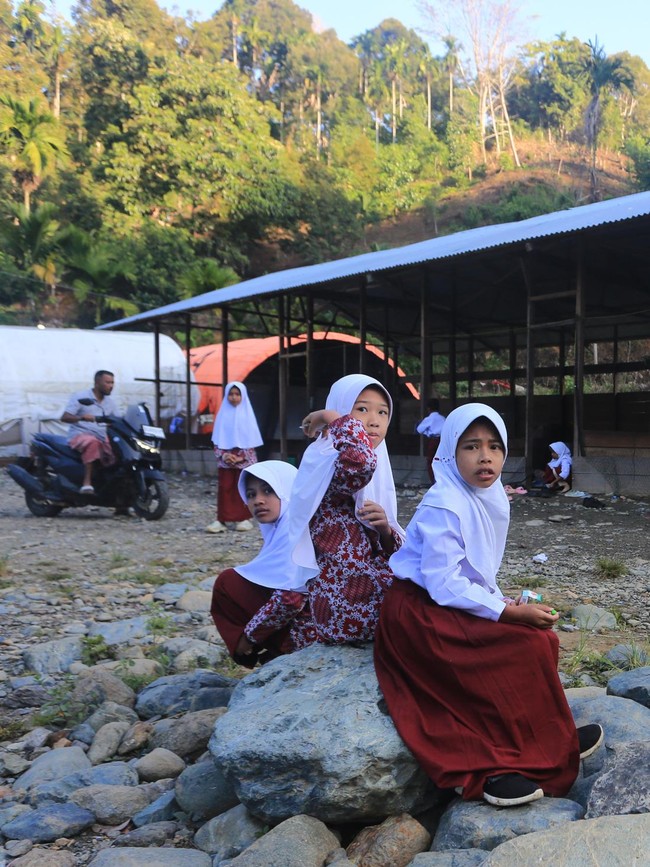 8 Bulan Pascabencana, Siswa SD Aceh Masih Belajar di Kelas Darurat
