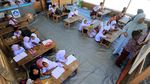 8 Bulan Pascabencana, Siswa SD Aceh Masih Belajar di Kelas Darurat