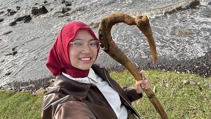 Aisyah Chustiya (20), mahasiswi Undip asal Sukoharjo bersama tongkat ajaibnya yang sukses memenangkan ajang Wood Cup 2026.