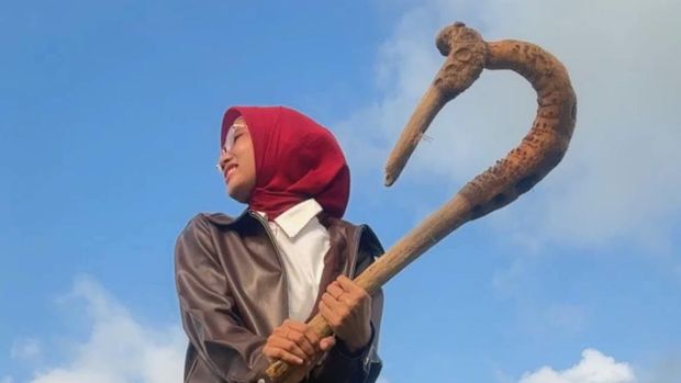 Aisyah Chustiya (20), mahasiswi Undip asal Sukoharjo bersama tongkat ajaibnya yang sukses memenangkan ajang Wood Cup 2026. Aisyah Chustiya (20), mahasiswi Undip asal Sukoharjo bersama tongkat ajaibnya yang sukses memenangkan ajang Wood Cup 2026.