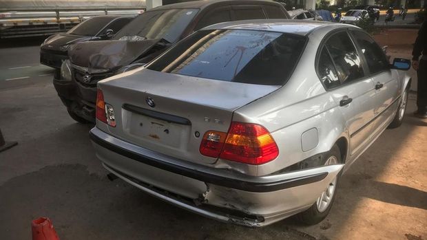 Aksi kebut-kebutan di Jalan Taman Mini, Jakarta Timur memakan korban. Seorang remaja berinisial AHSS tewas usai sepeda motornya menabrak mobil sedan BMW. (dok Istimewa)