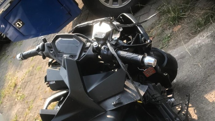 Aksi kebut-kebutan di Jalan Taman Mini, Jakarta Timur memakan korban. Seorang remaja berinisial AHSS tewas usai sepeda motornya menabrak mobil sedan BMW. (dok Istimewa)