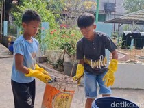 4 Bocah Purwakarta Viral karena Aksi Bersih-bersih Selokan