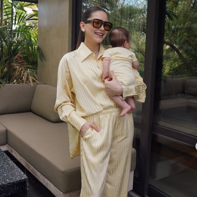 Gaya Couple Alyssa Daguise & Baby Soleil di Bali, Sandal Jepitnya Rp 21 Juta