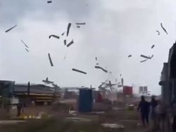 Video Ngeri Detik-detik Angin Puting Beliung Sapu Kawasan Industri Batam