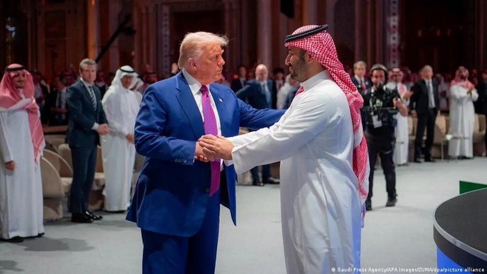 Presiden AS Donald Trump dan Putra Mahkota Arab Saudi, Pangeran Mohammed bin Salman, di Forum Investasi AS-Saudi, Mei 2025 (Saudi Press Agency/APA Images/ZUMA/dpa/picture alliance)