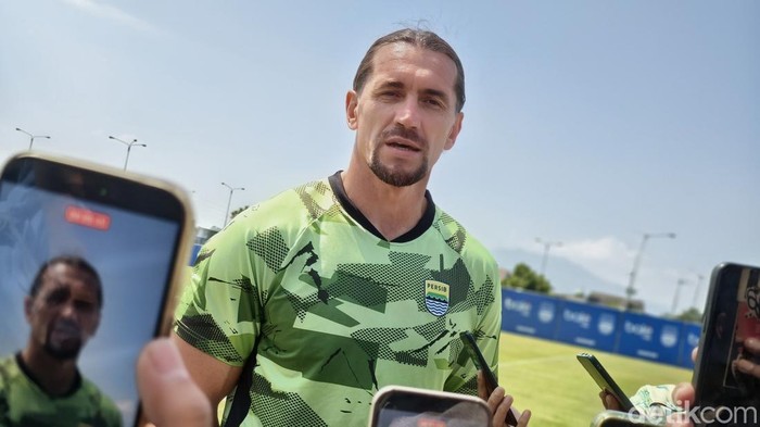 Asisten pelatih Persib Bandung, Zlatko Runje.