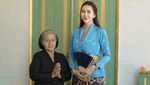 Pesona Aura Kasih Jadi Wanita Jawa Berkebaya Biru