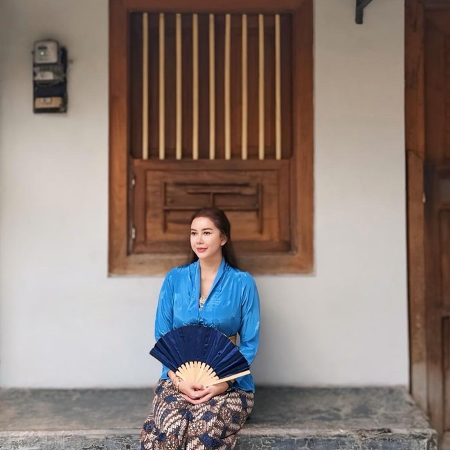 Pesona Aura Kasih Jadi Wanita Jawa Berkebaya Biru