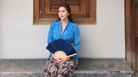 Pesona Aura Kasih Jadi Wanita Jawa Berkebaya Biru