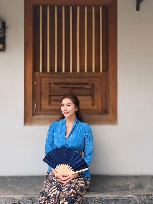 Pesona Aura Kasih Jadi Wanita Jawa Berkebaya Biru