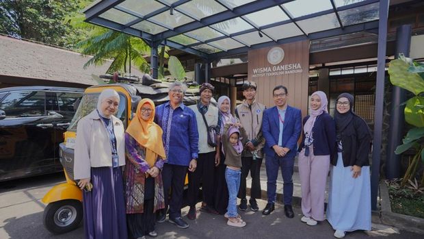 Basuni Yusuf menyetir bajaj dari Jogja ke Bandung untuk mengantar anaknya kuliah di ITB. Basuni Yusuf menyetir bajaj dari Jogja ke Bandung untuk mengantar anaknya kuliah di ITB.