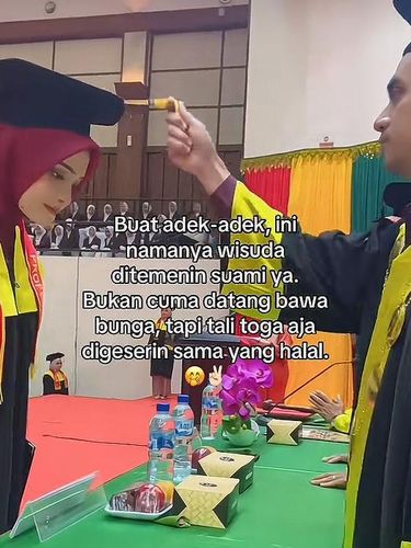 Berawal dari hubungan rahasia, mahasiswi ini akhirnya menikah dengan dosennya sendiri. Momen haru wisuda hingga kisah di balik pertunangan mencuri perhatian.