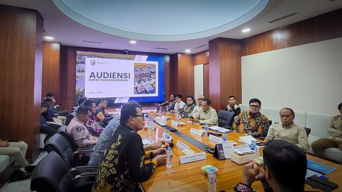 Bertemu Plt. Bupati Kuansing, Wamen Viva Yoga Usulkan Pembukaan Kawasan Baru Transmigrasi