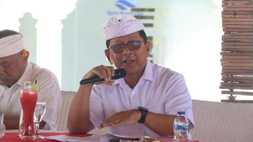 Bupati Buleleng, I Nyoman Sutjidra, saat konferensi pers Lovina Festival 2026 di kawasan Pantai Lovina, Kamis (23/7/2026). (Dok. Kominfo Buleleng)