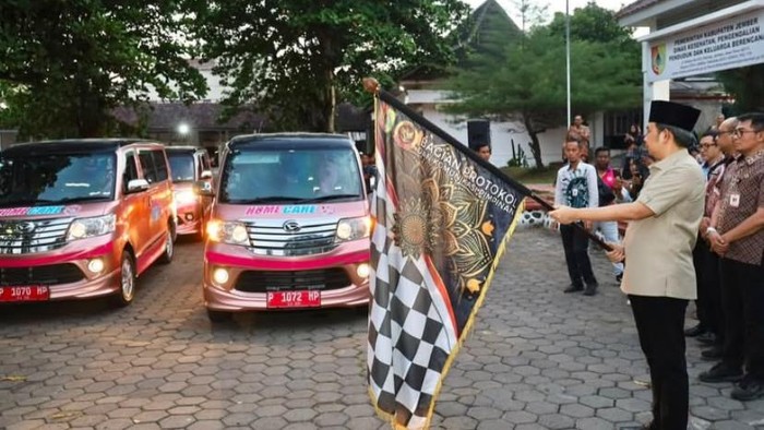 Bupati Fawait saat melepas armada homecare di Kantor Dinas Kesehatan Kabupaten Jember
