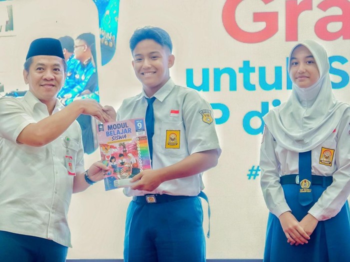 Bupati Karawang Aep Syaepuloh saat peluncuran LKS gratis untuk siswa SD-SMP di Aula Husni Hamid Kompleks Pemda Karawang