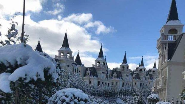 Burj Al Babas, Turki, kota hantu terbesar di dunia yang dihuni ratusan kastil Disney. (Facebook/Burj Al Babas Thermal Resort) Burj Al Babas, Turki, kota hantu terbesar di dunia yang dihuni ratusan kastil Disney. (Facebook/Burj Al Babas Thermal Resort)