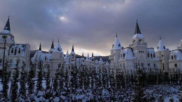 Burj Al Babas, Turki, kota hantu terbesar di dunia yang dihuni ratusan kastil Disney. (Facebook/Burj Al Babas Thermal Resort) Burj Al Babas, Turki, kota hantu terbesar di dunia yang dihuni ratusan kastil Disney. (Facebook/Burj Al Babas Thermal Resort)