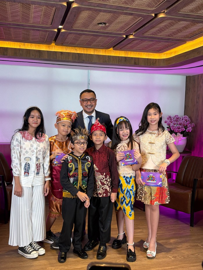 Program Ceria Anak Indonesia sukses bawa enam Host Cilik wawancara Wamen Giring. Anak-anak tunjukkan bakat dan kecintaan pada kebudayaan Indonesia.