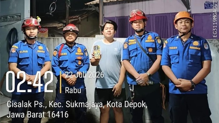 Damkar evakuasi HP warga yang nyemplung ke sumur di Depok