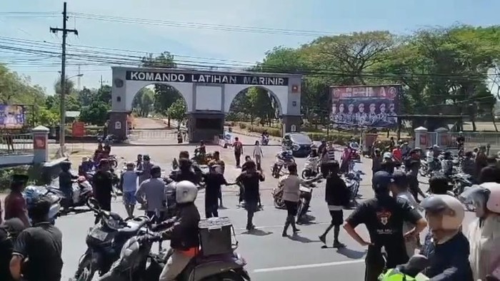 Demo warga di Kolatmar Grati Pasuruan
