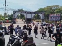 Ada Warga Demo Depan Mako Kolatmar Grati, Jalur Pantura Pasuruan Lumpuh
