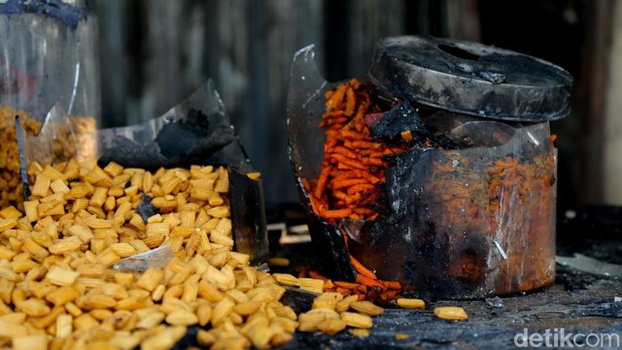 Garis polisi terpasang di depan kios yang terbakar di Pasar Ciputat, Tangerang Selatan, Banten, Kamis (23/7/2026).