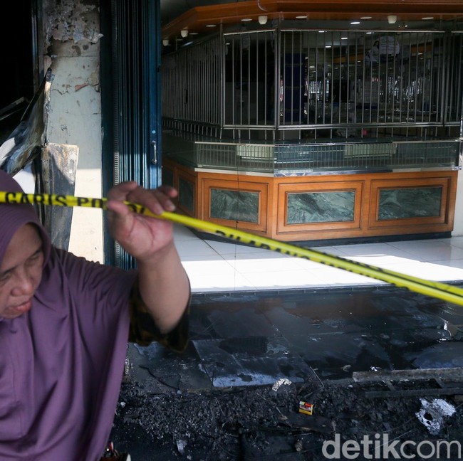 Diduga Korsleting, Dua Ruko di Pasar Ciputat Hangus Terbakar