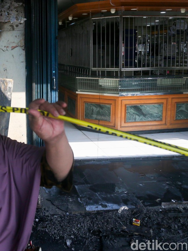Diduga Korsleting, Dua Ruko di Pasar Ciputat Hangus Terbakar